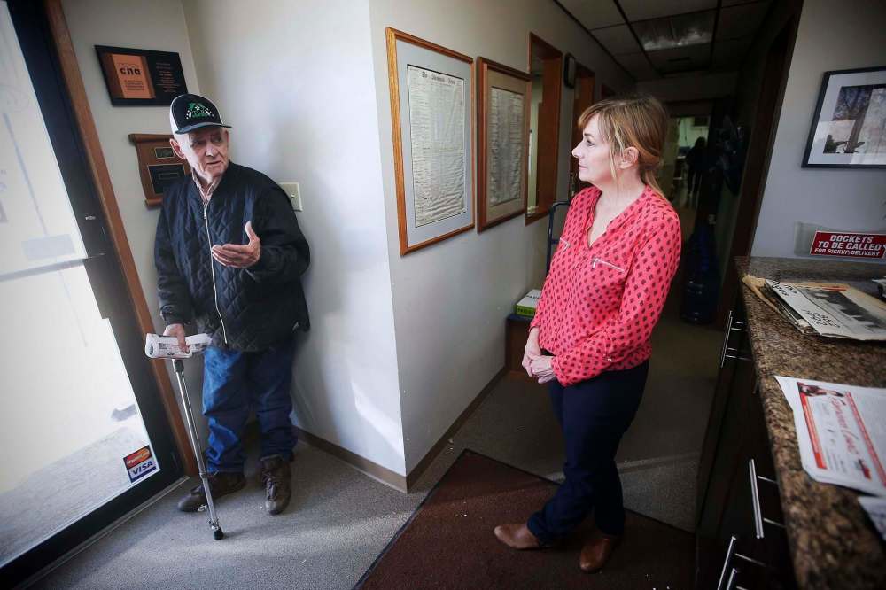 JOHN WOODS / WINNIPEG FREE PRESS
Lana Meier chats with local farmer Garnet Laing who dropped in to pick up a paper at the Meier’s office in Stonewall Wednesday.