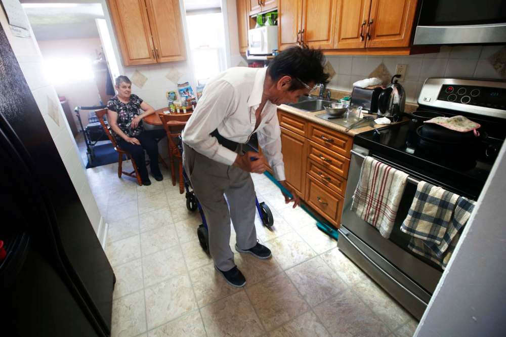 JOHN WOODS / WINNIPEG FREE PRESS
Mary-Lou, left, and Lloyd Pakoo, a senior couple who receive provincial homecare, are struggling to keep up after laundry, cleaning and bathing were cut from their services during the COVID-19 pandemic.