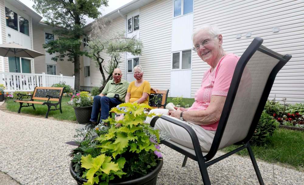 RUTH BONNEVILLE / WINNIPEG FREE PRESS
Joyce Church, a resident of Thorvaldson Care Centre, enjoys visiting with her daughter, Janis Brackman and her son-in-law Alan Brackman, in the outdoor patio space at her residence on Tuesday