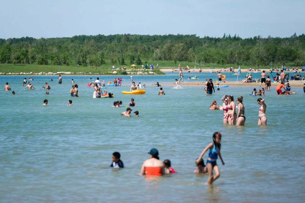 DANIEL CRUMP / WINNIPEG FREE PRESS
Visitors cool off with a swim at Birds Hill Park on the weekend.