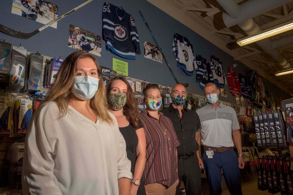 JESSE BOILY / WINNIPEG FREE PRESS
Jessica Diamond (from left), Hannah Diamond, Megan Diamond, Ben Diamond and Gerald Diamond are expecting a few busy months.