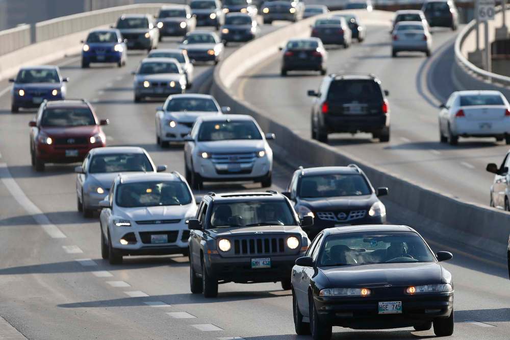 JOHN WOODS / WINNIPEG FREE PRESS files
Despite the city’s goal of increasing active and public transportation usage, a vast majority of Winnipeggers still prefer to commute by car.
