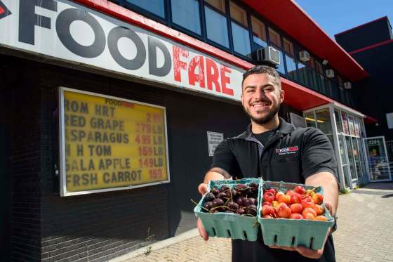 JESSE BOILY / WINNIPEG FREE PRESSTarik Zeid sells fruit and vegetables at a weekend farmers market in the parking lot of the Food Fare location at Mount Royal Road.