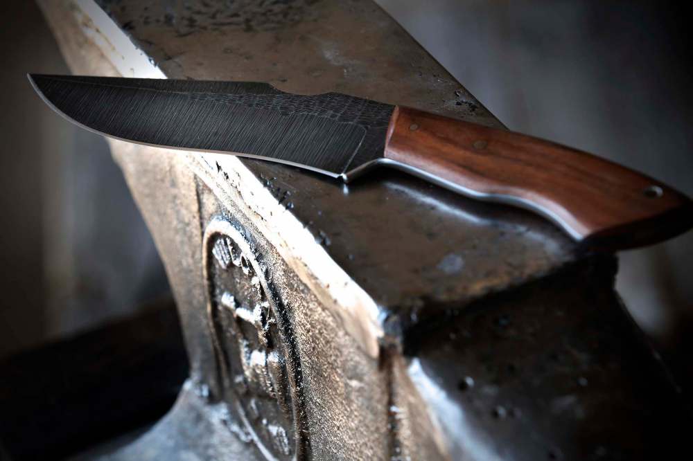 JOHN WOODS / WINNIPEG FREE PRESS
Fehr has shipped knives to every province in Canada and every state in America. Customers from as far away as Hong Kong send him shots of his knives in action.