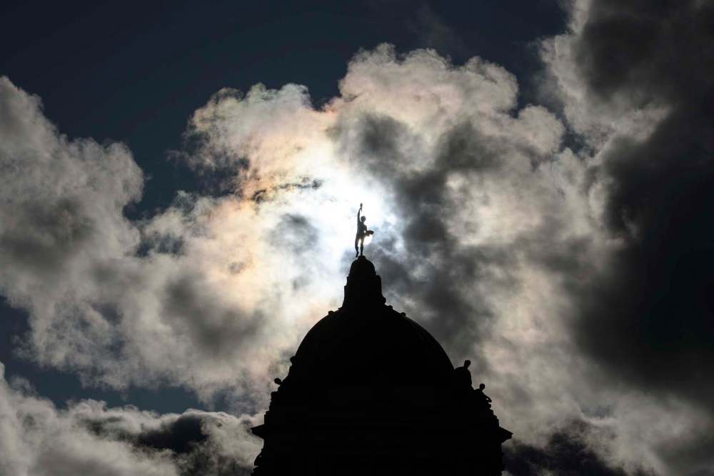 Mike Sudoma / Winnipeg Free Press Files
The Golden Boy stands tall above the Manitoba Legislative Building.