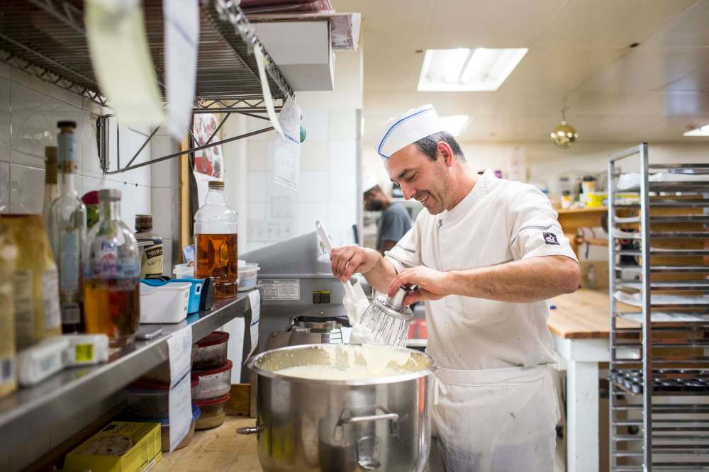 MIKAELA MACKENZIE / FREE PRESS FILES
Stephane Falieres prepares a sponge cake at Main Street bakery A l’Epi de Blé.