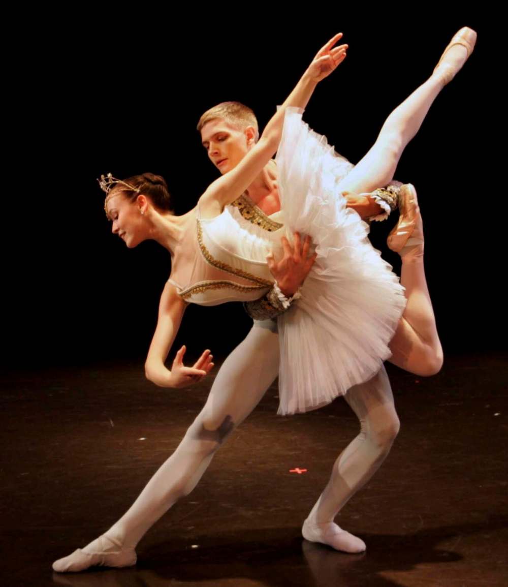 WAYNE GLOWACKI / FREE PRESS FILES
Dobrowney with Beth Lamont in the Nutcracker in 2007.
