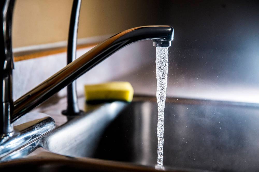 MIKAELA MACKENZIE / WINNIPEG FREE PRESS FILES
The Federal Court of Canada and Manitoba’s Court of Queen’s Bench have jointly approved an $8-billion agreement to bring safe drinking water to First Nations and compensate community members who have lived without it for years.