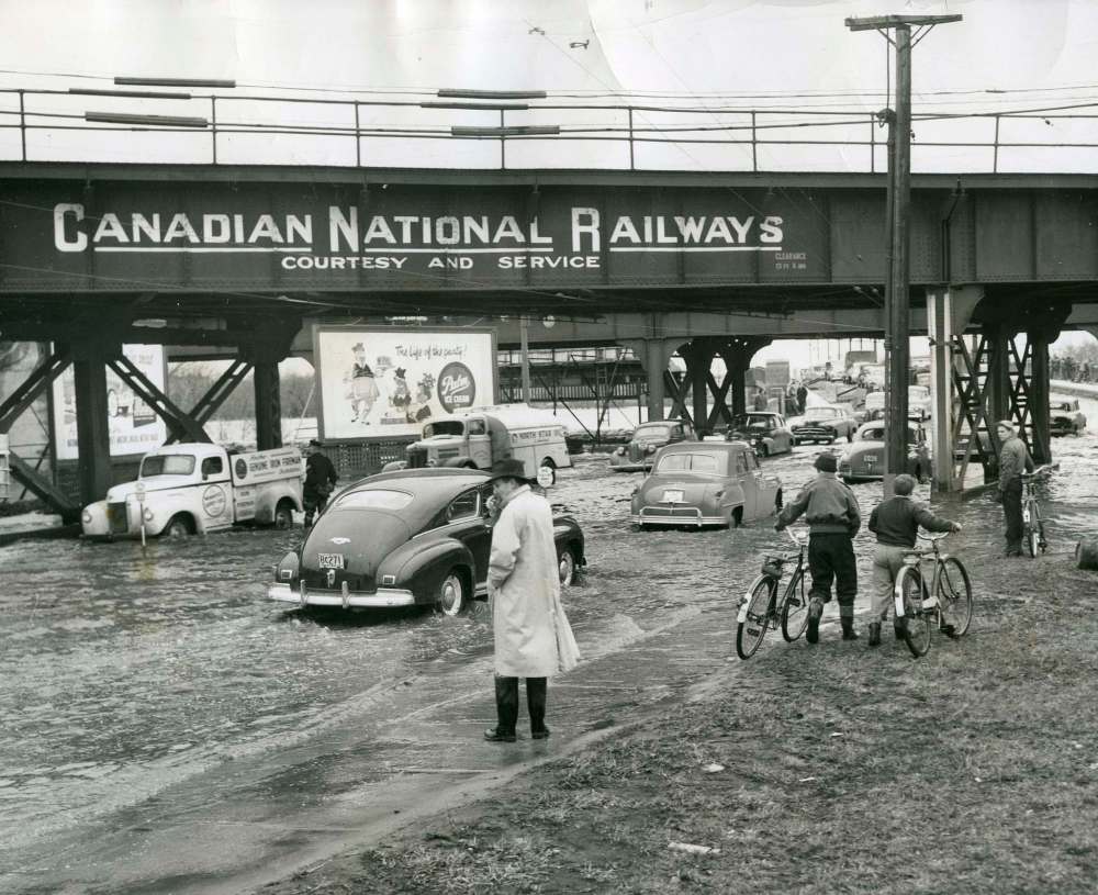 Floodwaters cover the approach to the second version of Norwood Bridge. The original opened in 1890, the second in 1931 and the current one in 1999. (Winnipeg Free Press files)