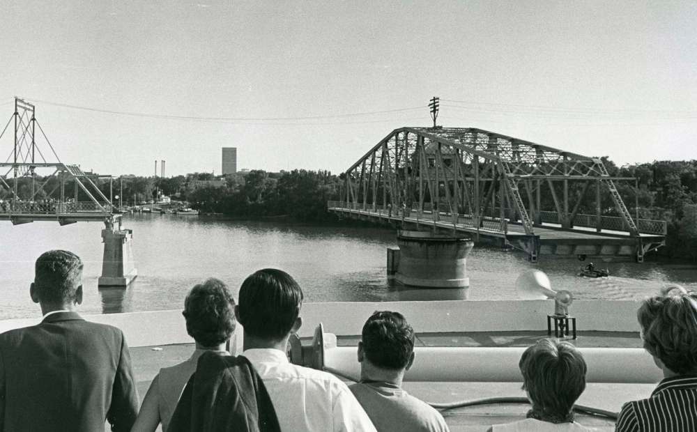 The then-Redwood Bridge central-swing span opens to allow ship passage in 1969. (Winnipeg Free Press files)