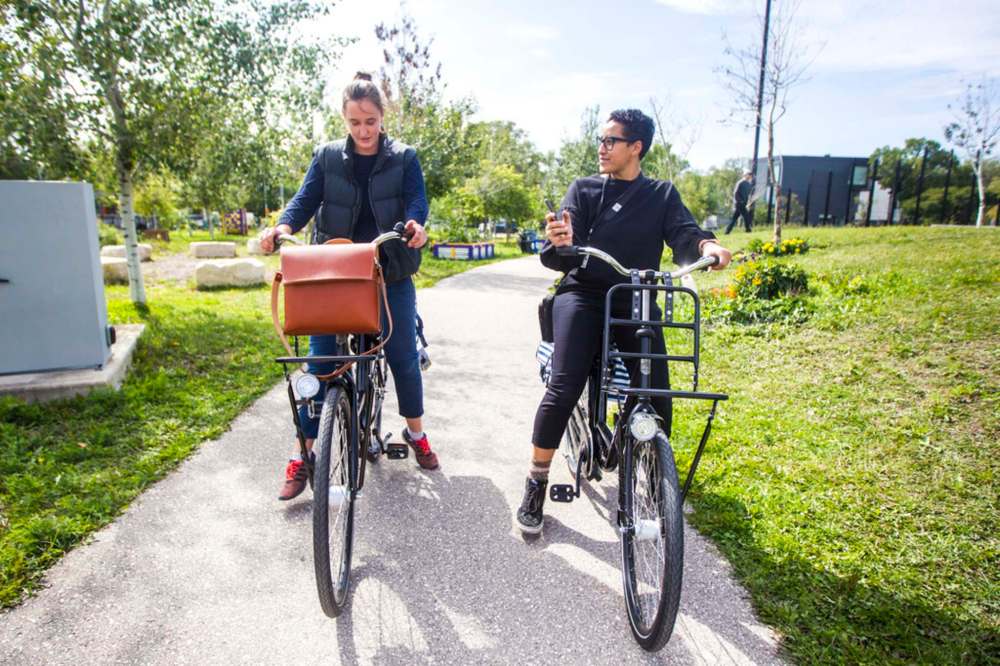 MIKAELA MACKENZIE / WINNIPEG FREE PRESS
Leigh Anne Parry (left) shows Free Press writer Julia-Simone Rutgers what she teaches in her learn-to-ride workshops.