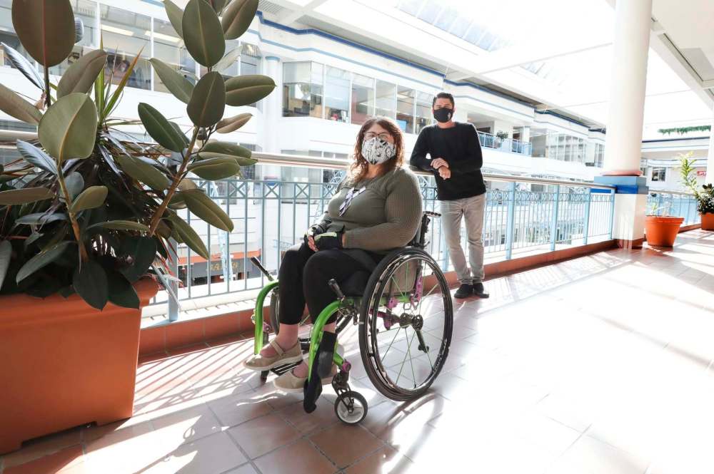 RUTH BONNEVILLE / WINNIPEG FREE PRESS
Natalie Pirson (front) has used Transit Plus and former Handi Transit system for more than 20 years and is pleased with the proposed changes.