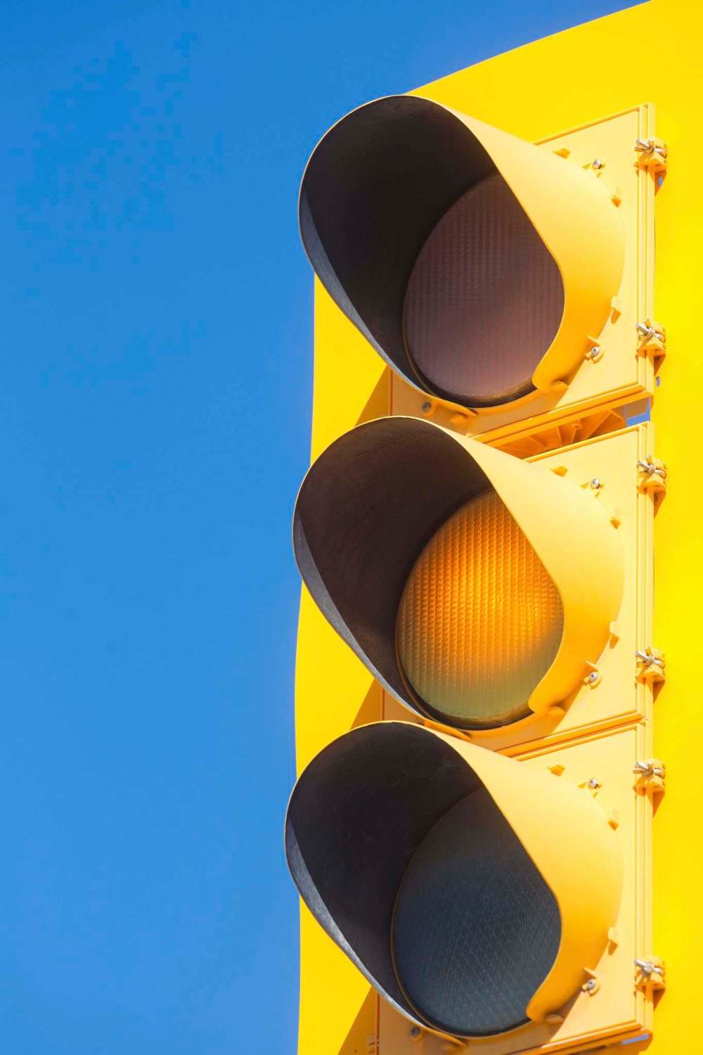 The city has changed the duration of yellow lights to 4.3 seconds on 70 km/h routes and 4.7 seconds on 80 km/h routes. (Mike Deal / Winnipeg Free Press)