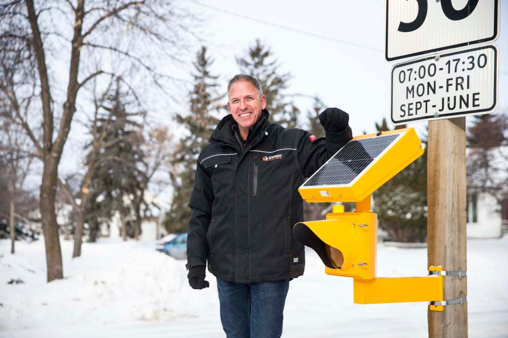 Expert Electric owner Chuck Lewis is offering to donate two warning lights to every school in Winnipeg. (Mikaela MacKenzie / Winnipeg Free Press files)