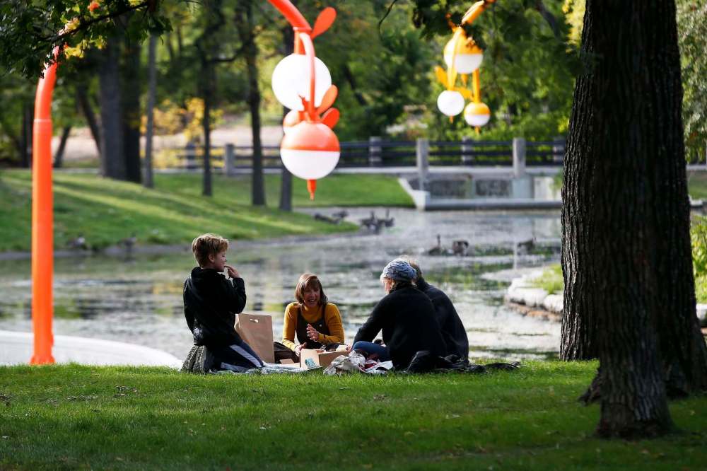 JOHN WOODS / WINNIPEG FREE PRESS
A family enjoys a picnic dinner in Kildonan Park before the concert.