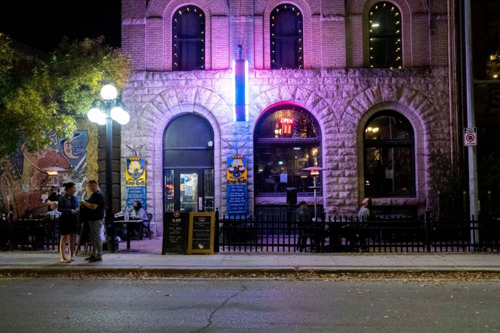 Mike Sudoma / Winnipeg Free Press
The outdoor patio of the King's Head Pub is quiet on Saturday evening. Tightened COVID-19 restrictions will mandate masks in all public spaces, including bars and restaurants, beginning Monday in Winnipeg and surrounding municipalities.