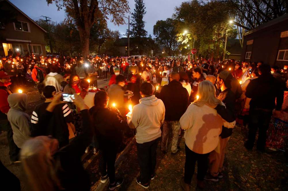 JOHN WOODS / WINNIPEG FREE PRESS
Family and friends attend a vigil for Jennifer Dethmers on Boyd in Winnipeg Tuesday.