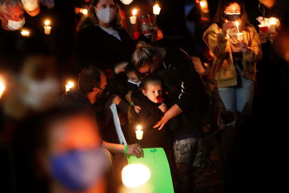 JOHN WOODS / WINNIPEG FREE PRESS
Family and friends attend a vigil for Jennifer Dethmers who died when her vehicle was struck by a vehicle attempting to evade police at the intersection of Boyd and Andrews.