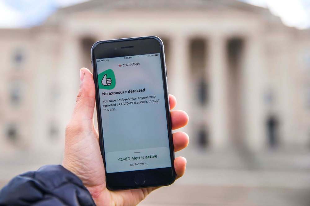 MIKAELA MACKENZIE / WINNIPEG FREE PRESS 
Winnipeggers have reported delays of nearly a week between receiving a positive test result and a followup call from contact tracers. The app stores Bluetooth-based location data between phones for a maximum of 14 days.