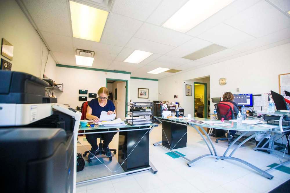 MIKAELA MACKENZIE / WINNIPEG FREE PRESS
Office managers Jen Kuhn (left) and Elisa Gagnon work at The Clipper office in Beausejour.