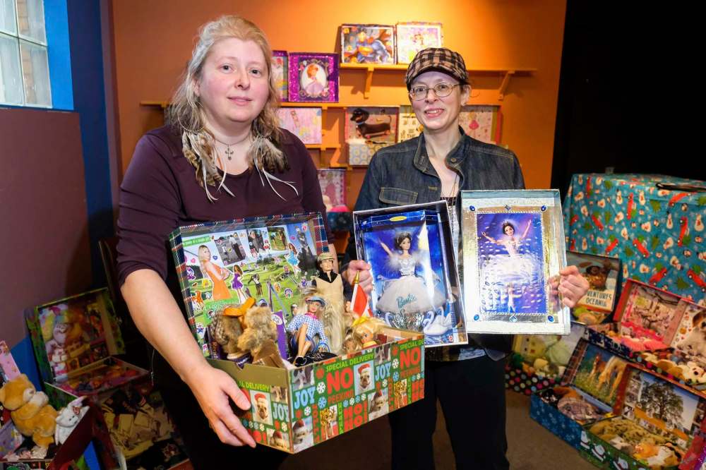 Daniel Crump / Winnipeg Free Press
Sheila Martens (left) and her sister Teresa make themed shoeboxes filled with toys for underprivileged kids. This year will mark their 20th Christmas season putting together boxes.