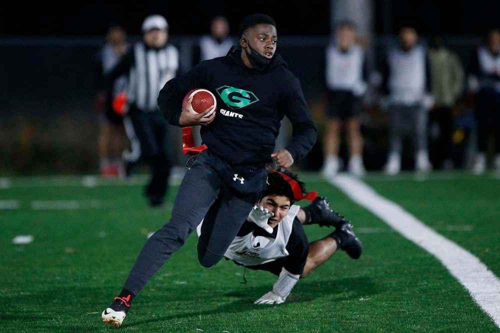 JOHN WOODS / WINNIPEG FREE PRESS
Players from Elmwood and Grant Park play flag football in the Pro Prep Academy league games at Dakota Collegiate Wednesday.