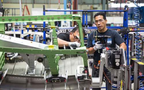 MIKE DEAL / WINNIPEG FREE PRESS FILES
Assembly technicians working at Boeing Canada Winnipeg plant in 2016. With as much as 90 per cent of the world's commercial aviation aircraft currently grounded because of the pandemic, almost one-third of Boeing&rsquo;s local workforce has seen a reduction in employment.