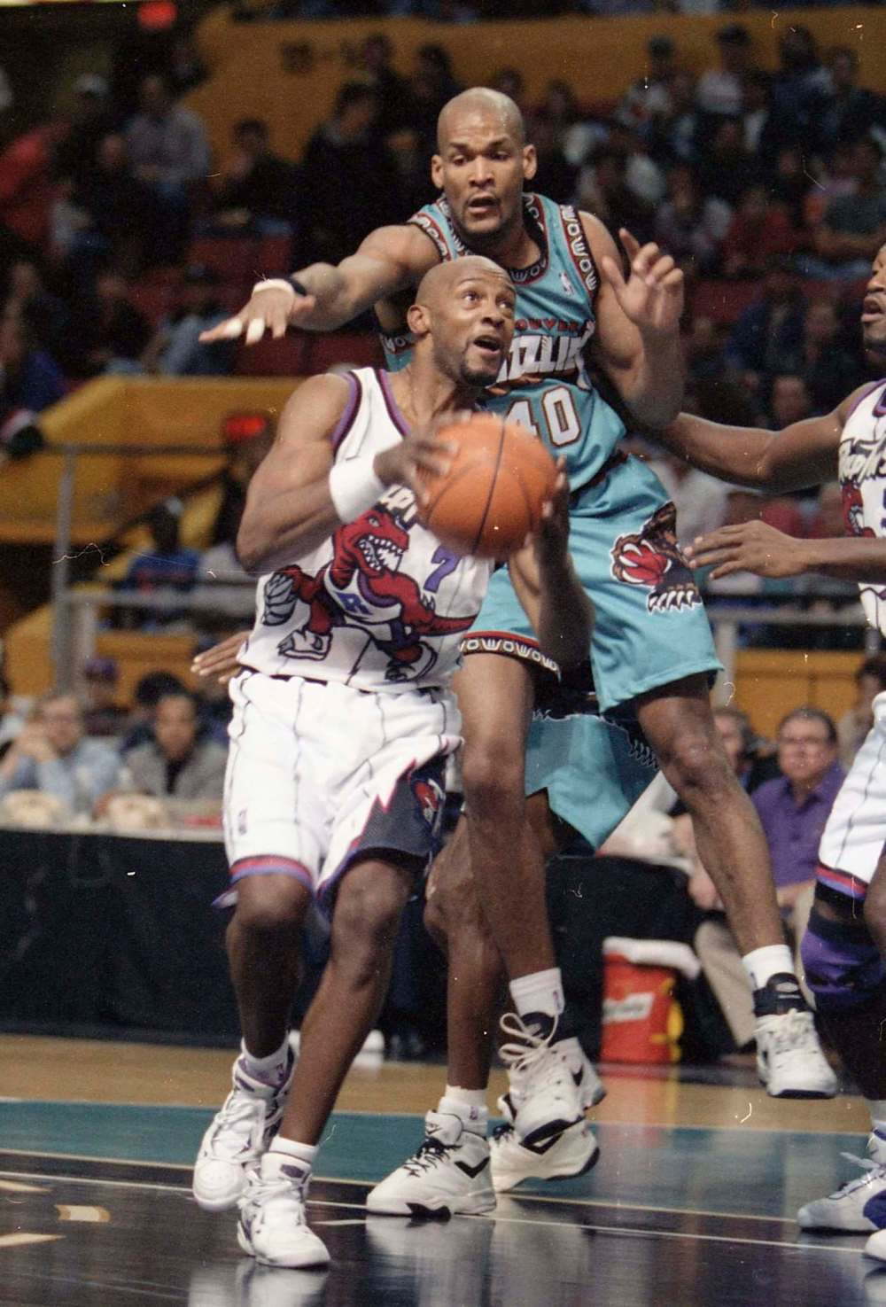 MARC GALLANT / FREE PRESS FILES
Raptors shooting guard Alvin Robertson goes up for a shot with Grizzlies forward Antonio Harvey guarding him.