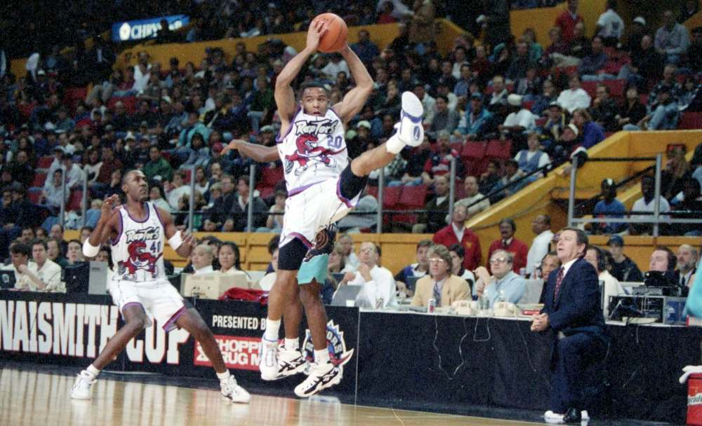 KEN GIGLIOTTI / FREE PRESS FILES
Raptors point guard Damon Stoudamire grabs a rebound.