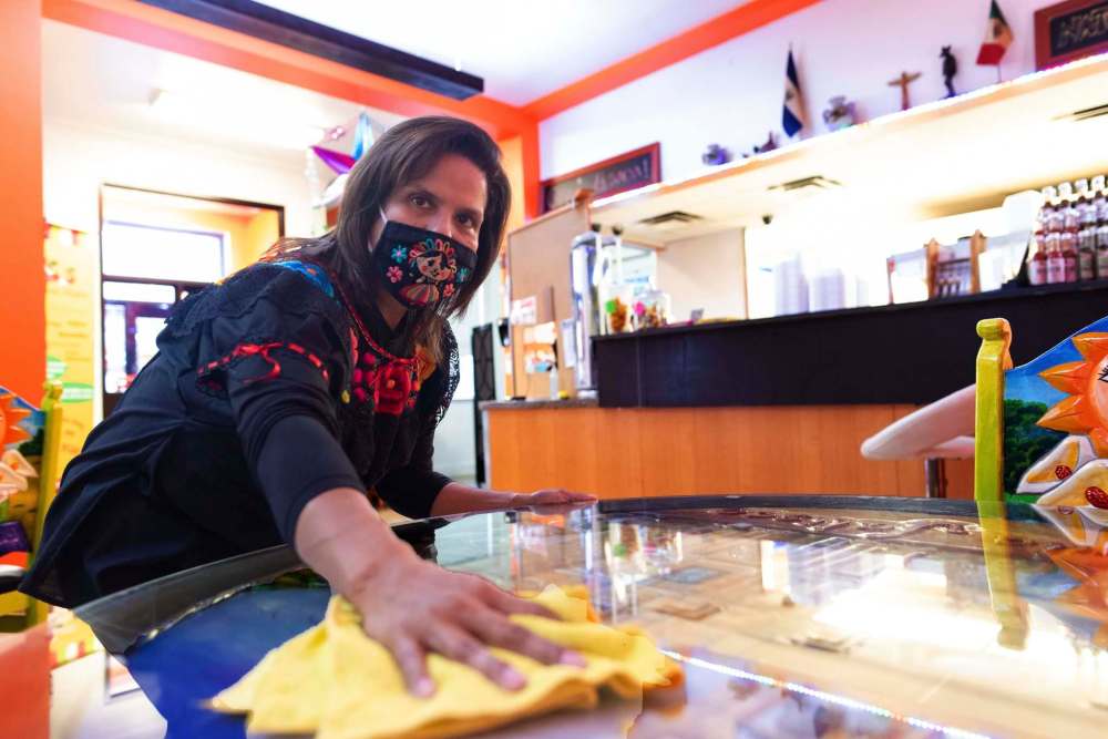 JESSE BOILY / WINNIPEG FREE PRESS
Mayra Dubon wipes down a table at JC Tacos and More on Thursday.