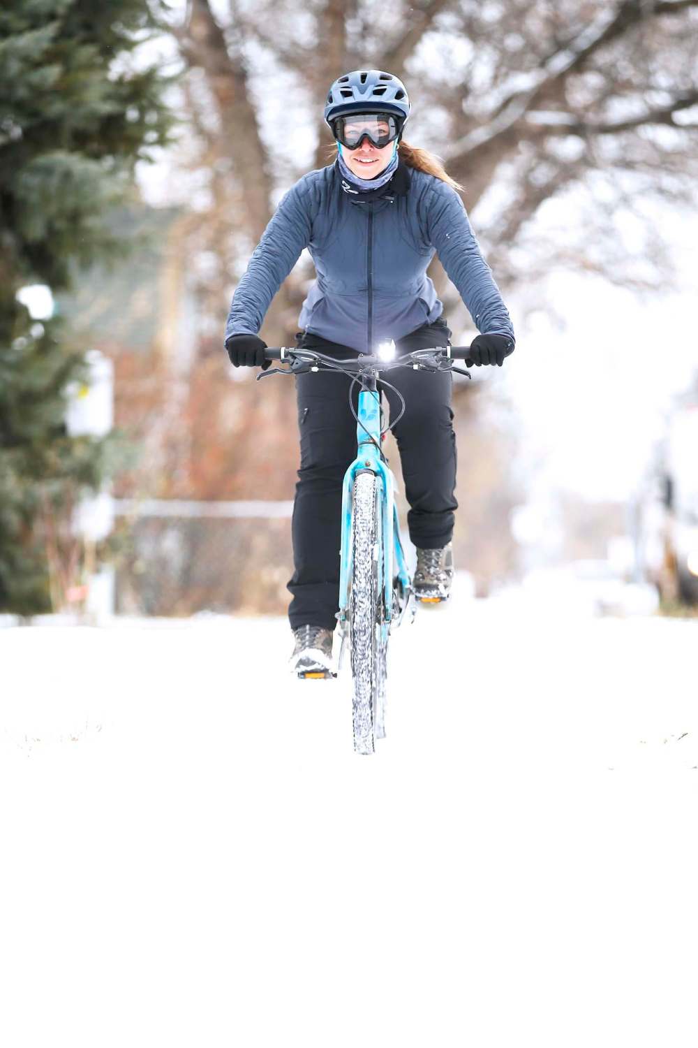 JOHN WOODS / WINNIPEG FREE PRESS
Emily Payne, an employee at Bikes And Beyond, has been cycling in the winter for the past three years.