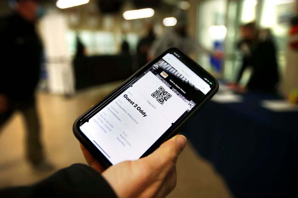 JOHN WOODS / WINNIPEG FREE PRESS
People are checked-in before a game between the Winnipeg Thrashers and Winnipeg Wild play at the Iceplex.