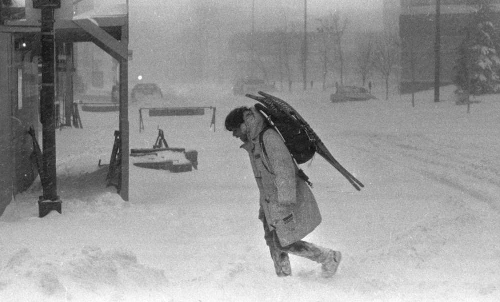 GERRY CAIRNS / WINNIPEG FREE PRESS FILES
The storm intensified into Saturday and with winds up to 90 km/h there was a stretch of 12 straight hours of near-zero visibility.
