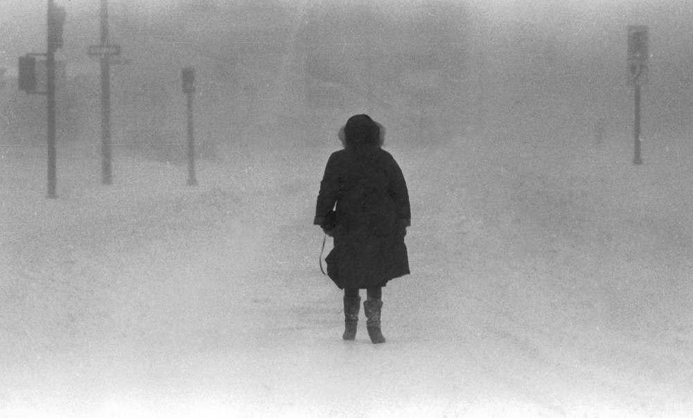 GERRY CAIRNS / WINNIPEG FREE PRESS FILES
The storm hit harder than expected and after it ended it took a week for snowplows to clear the roads.