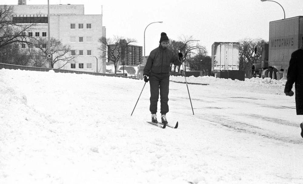 GERRY CAIRNS / WINNIPEG FREE PRESS FILES
Skiing along a street after the storm.