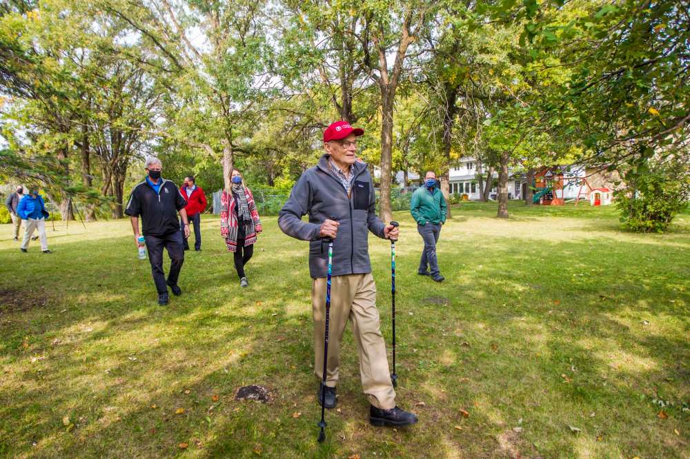 MIKAELA MACKENZIE / WINNIPEG FREE PRESS FILES
Douglas MacEwan (with hiking poles) has walked 109 kilometres since July to raise money for local arts groups.