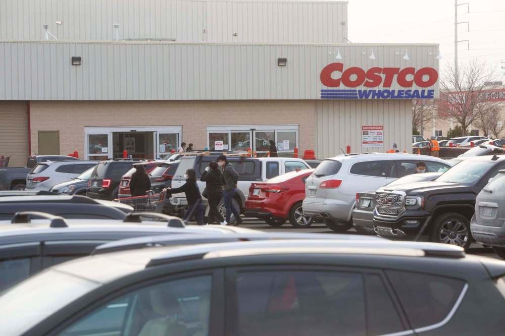 There is no attempt to count the number of people entering Winnipeg Costco locations. (Mike Deal / Winnipeg Free Press)