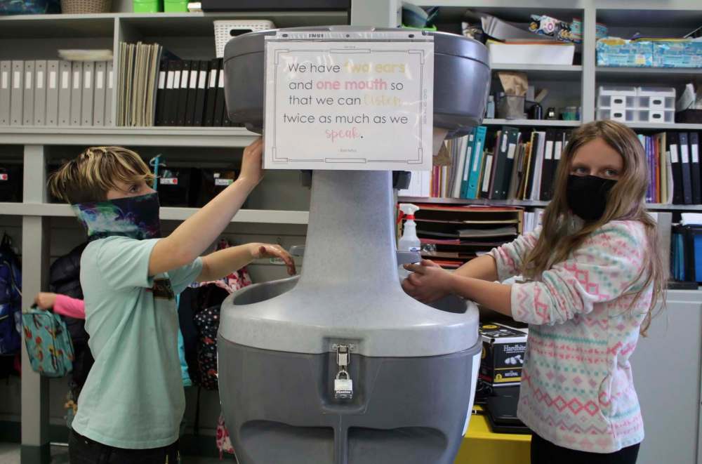 MAGGIE MACINTOSH / WINNIPEG FREE PRESS
Students Ricky, left, and Bailey practice pre-activity hand hygiene.