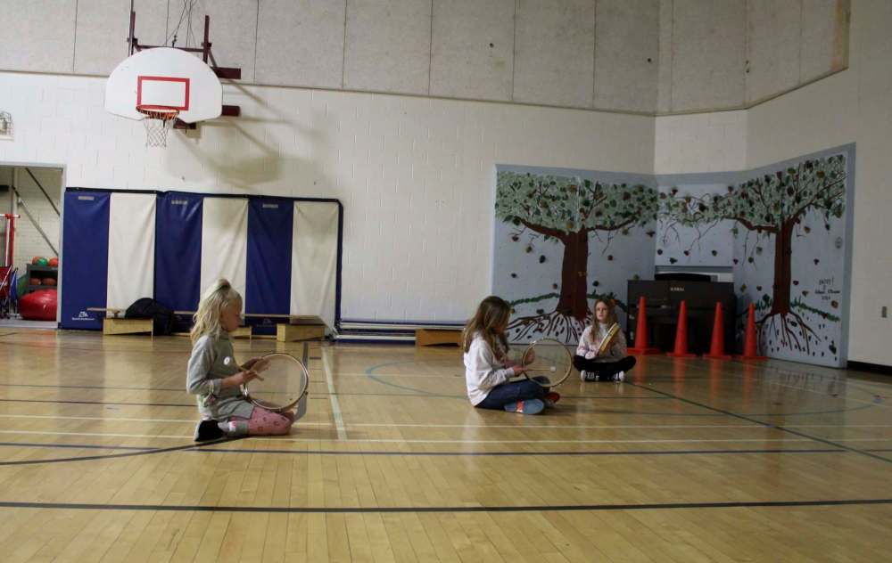 MAGGIE MACINTOSH / WINNIPEG FREE PRESS
Socially-distanced music class takes place in the school gymnasium.