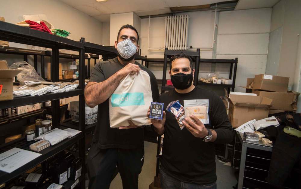 Mike Sudoma / Winnipeg Free Press
Obby Kahn (left) and Ali Esmail fill orders with local products from some of the 140 retailers and stores signed up with GoodLocal.
