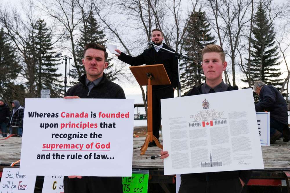 Daniel Crump / Winnipeg Free Press Files
Church of God Restoration Minister Tobias Tissen, centre, speaks at an anti-mask rally in Steinbach on November 14.