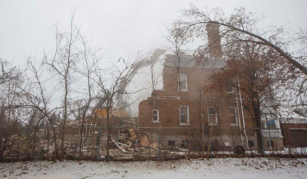 MIKE DEAL / WINNIPEG FREE PRESSThe house at 514 Wellington Crescent was torn down Wednesday morning after a long battle with area residents and heritage advocates who wanted it saved.