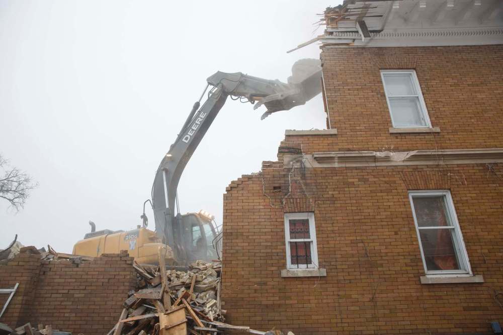 MIKE DEAL / WINNIPEG FREE PRESSThe house at 514 Wellington Crescent was torn down Wednesday morning after a long battle with area residents and heritage advocates who wanted it saved.