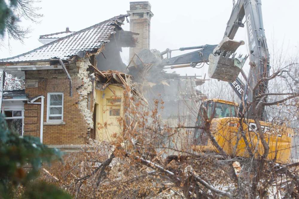 MIKE DEAL / WINNIPEG FREE PRESSThe house at 514 Wellington Crescent was torn down Wednesday morning after a long battle with area residents and heritage advocates who wanted it saved.