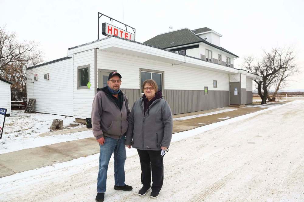 MIKE DEAL / WINNIPEG FREE PRESS
Bob and Bev Fuglsang just celebrated their 30th year as owners of the Corona Hotel in Glenella.
