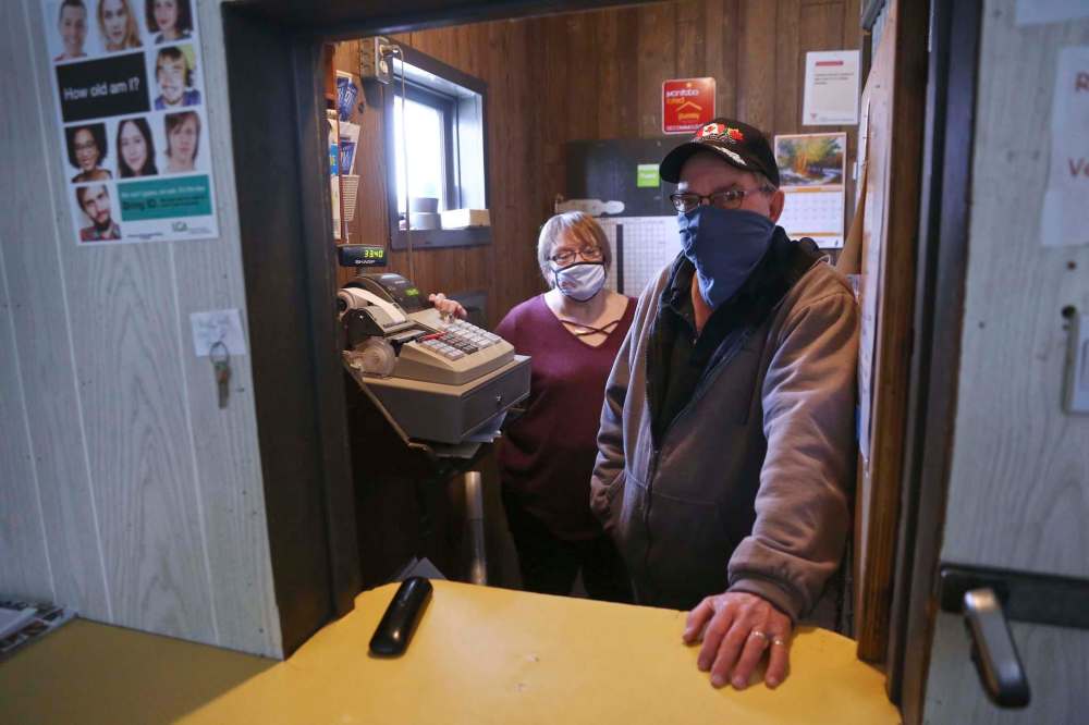 MIKE DEAL / WINNIPEG FREE PRESS
Bob and Bev Fuglsang were recently given a ticket for violating the province’s pandemic restrictions. The couple now have to figure out the appeal process for what they are saying is a false accusation.