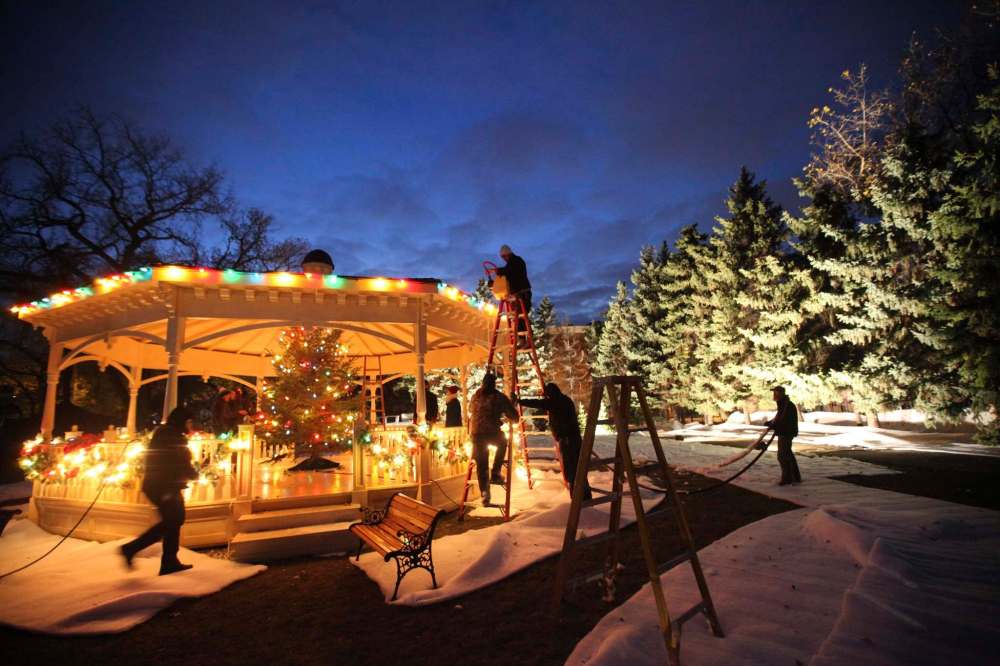 A gazebo is set up on the grounds of Balmoral Hall for the movie Journey Back to Christmas, starring Candace Cameron Bure and Tom Skerritt, in 2016. (Ruth Bonneville / Winnipeg Free Press files)