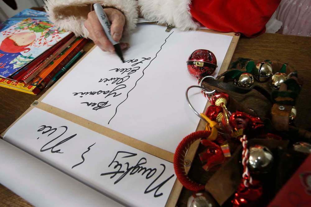 JOHN WOODS / WINNIPEG FREE PRESS
Craig and Carla Oliphant perform as Santa and Mrs Claus in their online performance at their studio in Winnipeg Tuesday, December 8, 2020.
Reporter: Speirs