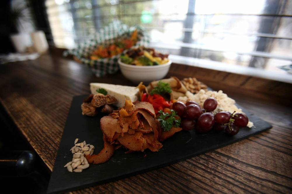 Winnipeg’s Roughage Eatery offers a vegan charcuterie platter for those who prefer not to eat meat or dairy products. (Shannon VanRaes / Winnipeg Free Press files)