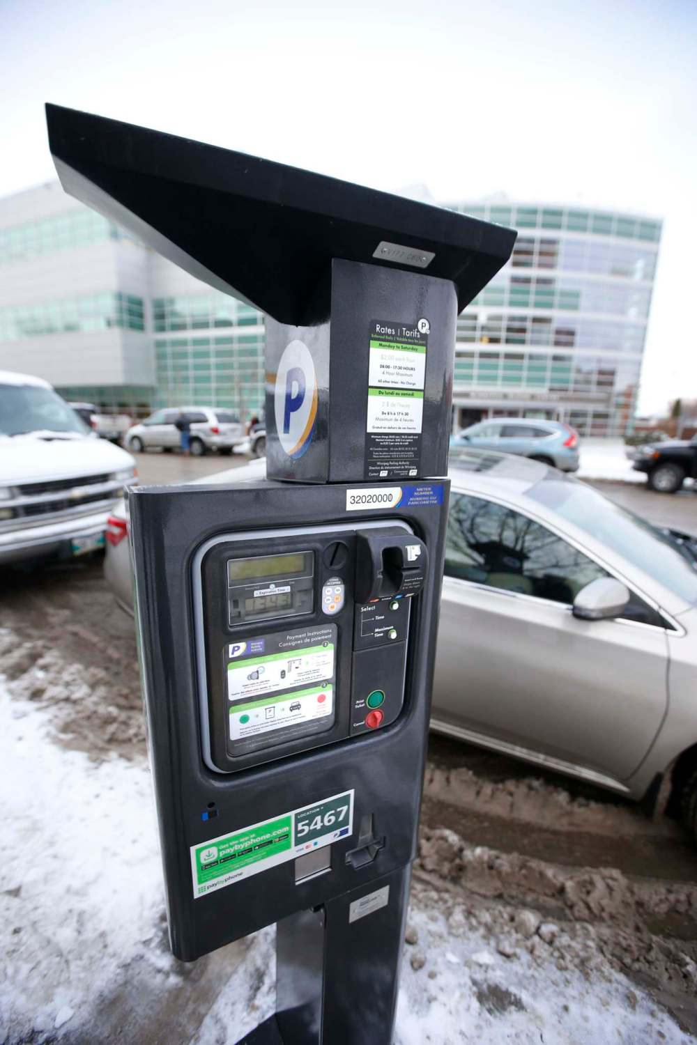 WAYNE GLOWACKI / FREE PRESS FILES
City council approved a 75-cent/hr city-wide decrease in on-street parking rates this year.